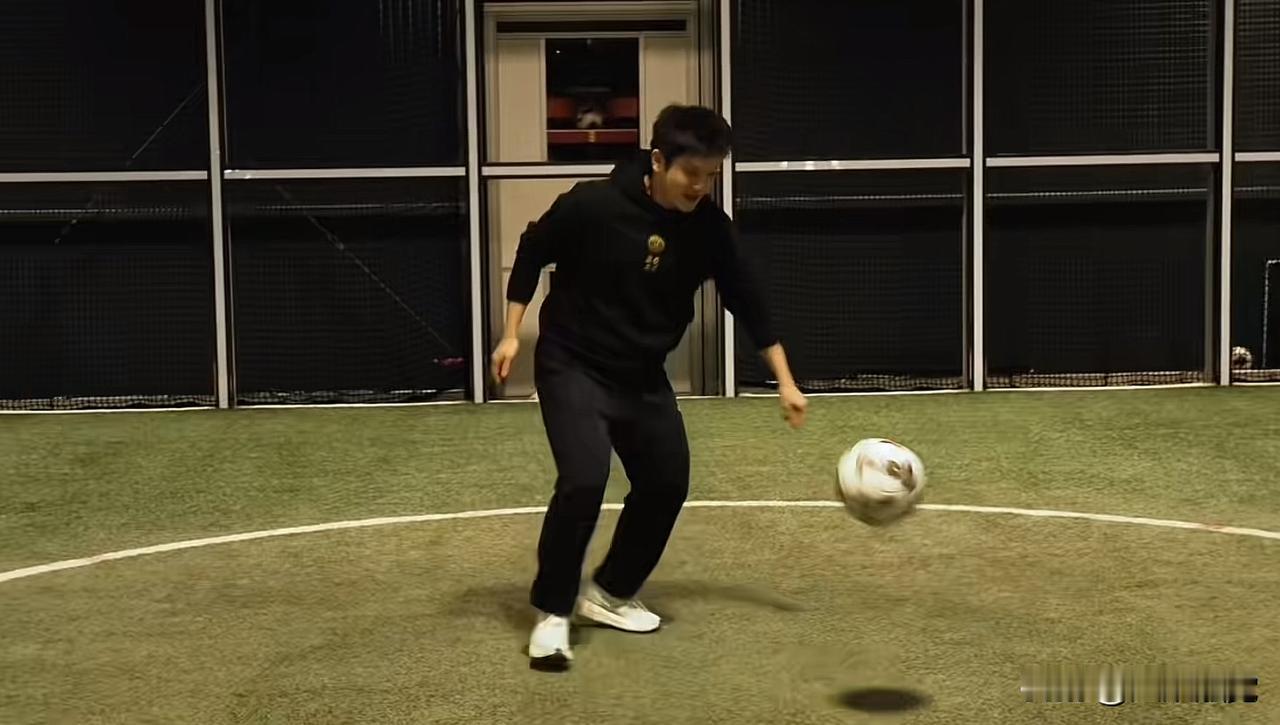 樊振东到多特蒙德俱乐部训练场和球员踢足球，只见他高空停球，凌空抽射，头球过人，动