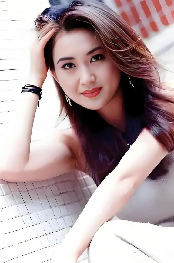 提起 90 年代的香港美人，温碧霞绝对是独一份的存在。没有凌厉的攻击性长相，眉眼