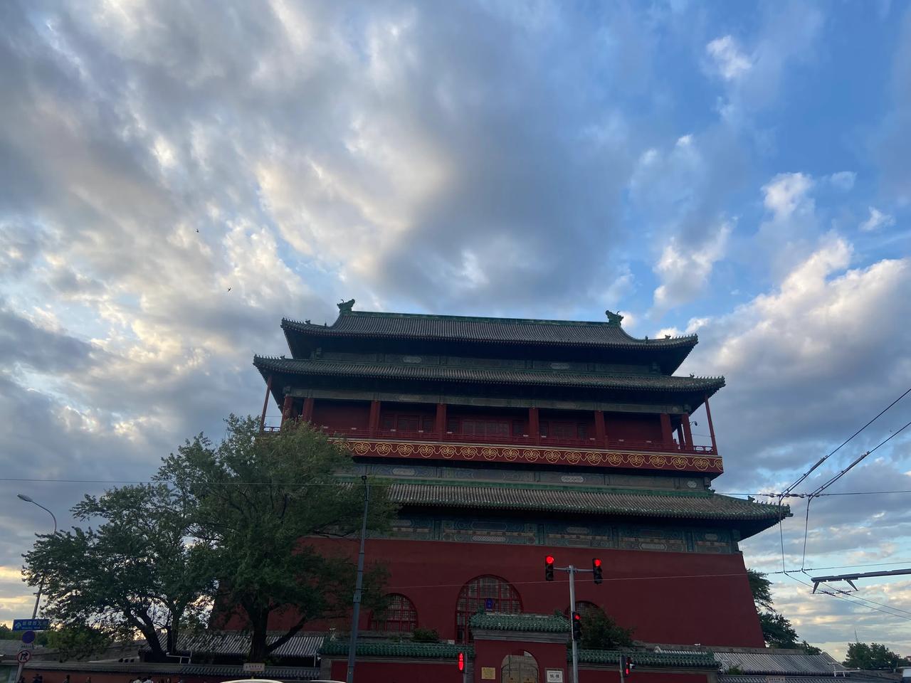 “月色灯山满帝都，香车宝盖隘通衢。”——唐·李商隐《正月十五闻京有灯恨不得观》。