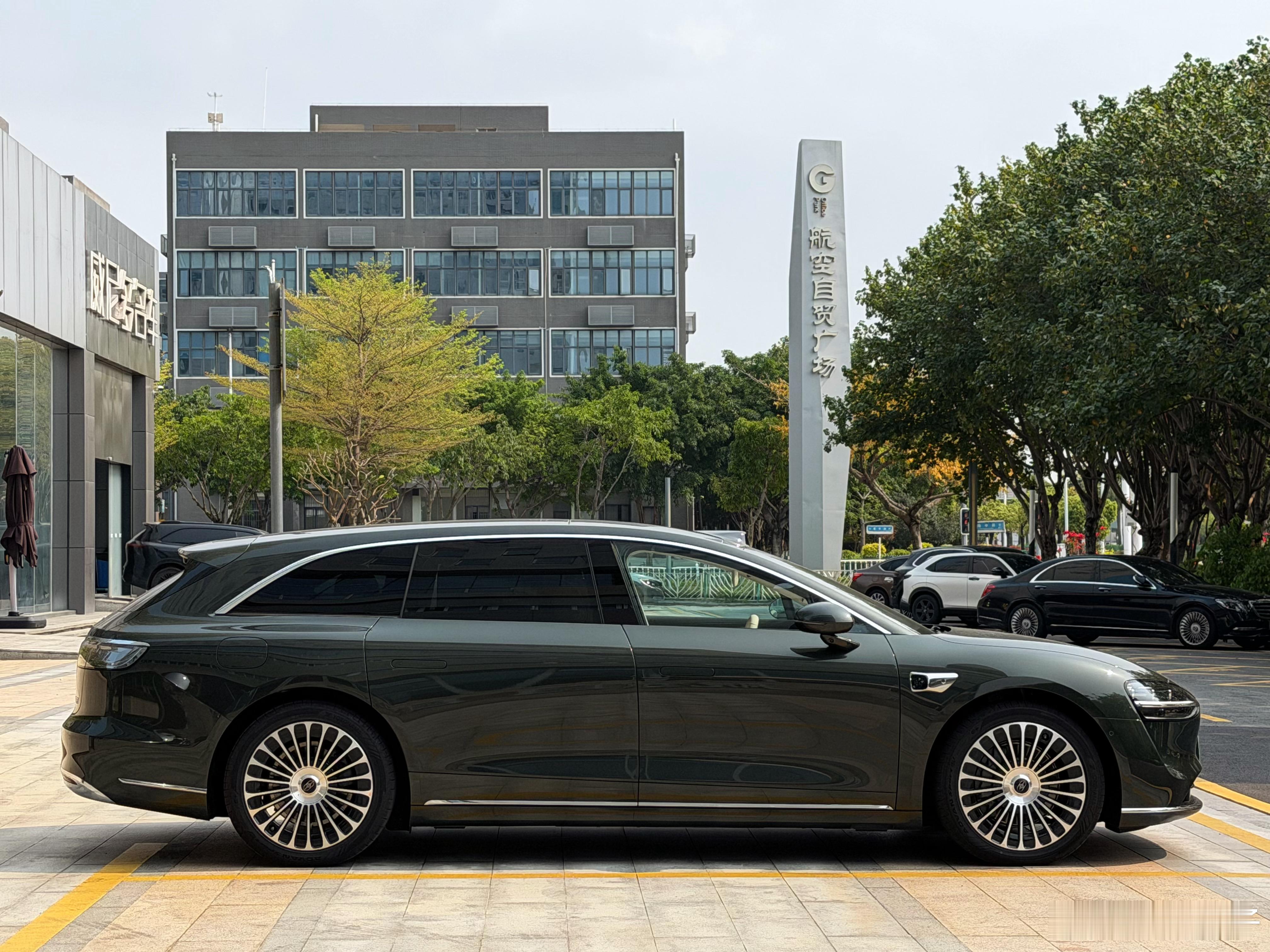 这应该是华为系最帅的一台车，这姿态绝了