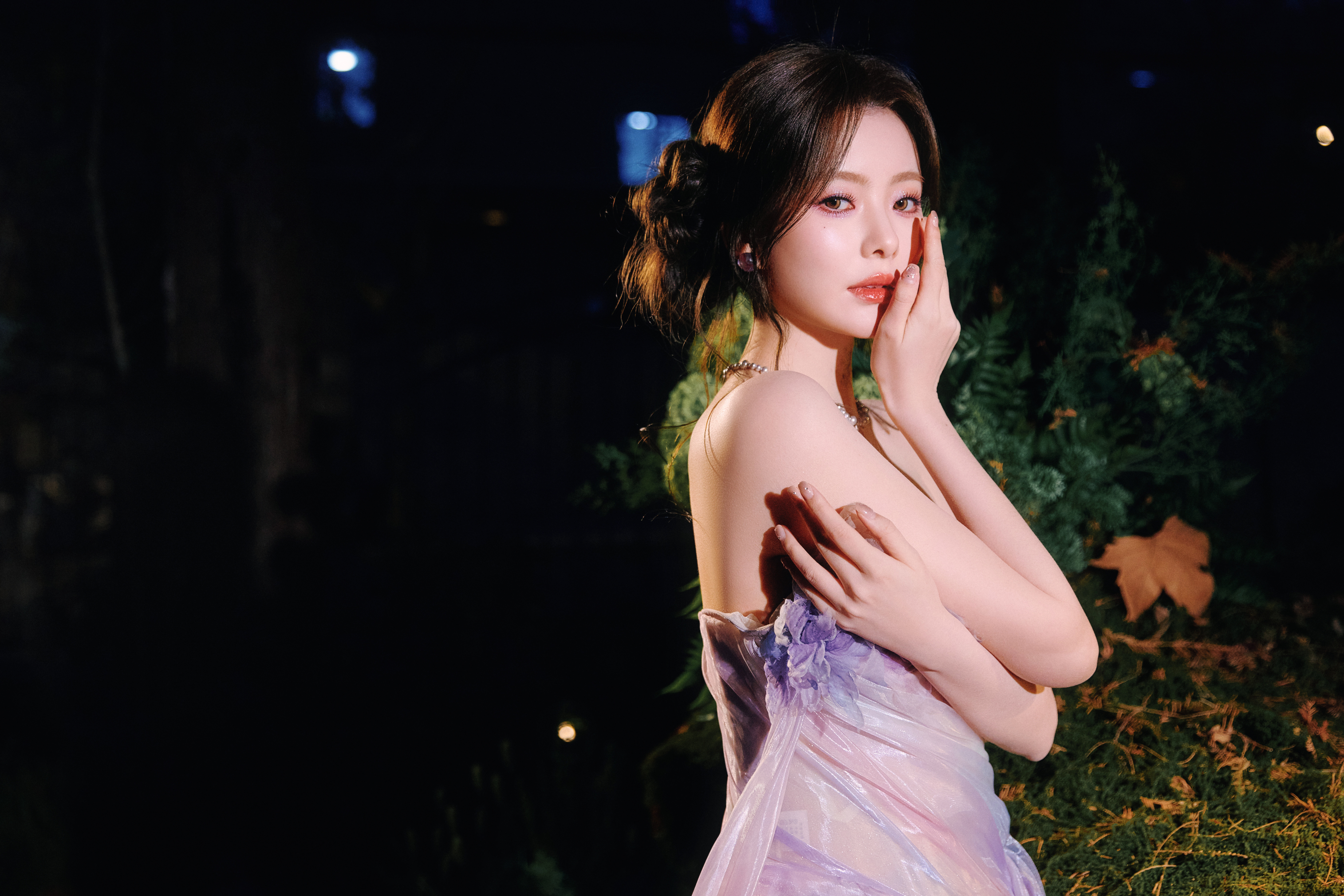 陈卓璇  紫纱礼裙似揉碎了暮色星云，贴肤剪裁勾出曼妙曲线，长腿隐在薄纱后漾着朦胧