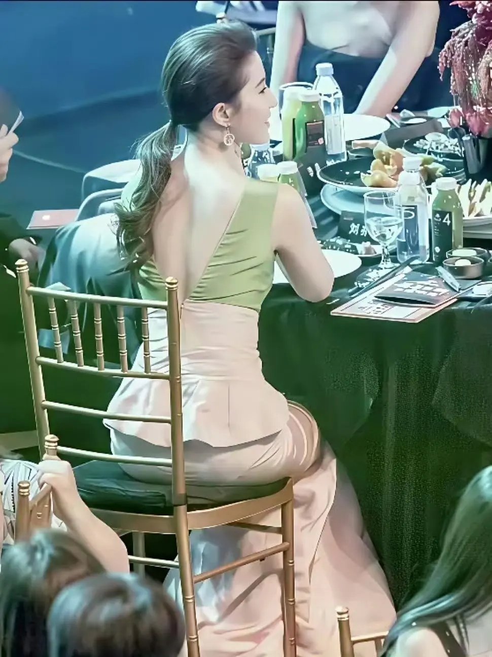 刘亦菲你怎么做到的。。头发没多少但是颅顶很高 