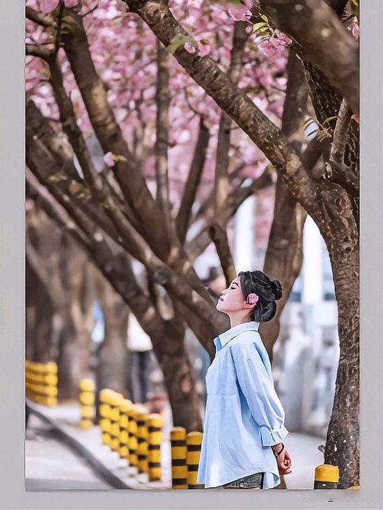 上联：春好景妍人带笑，
下联：冬寒雪舞梅添韵，
下联：夜闲风暖柳如烟。