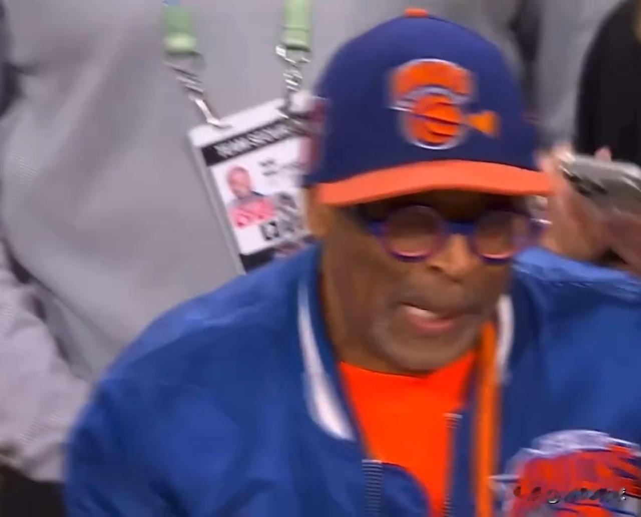 斯派克-李终于扬眉吐气了！

今天的NBA杯决赛，尼克斯队战胜马刺队拿下冠军，布