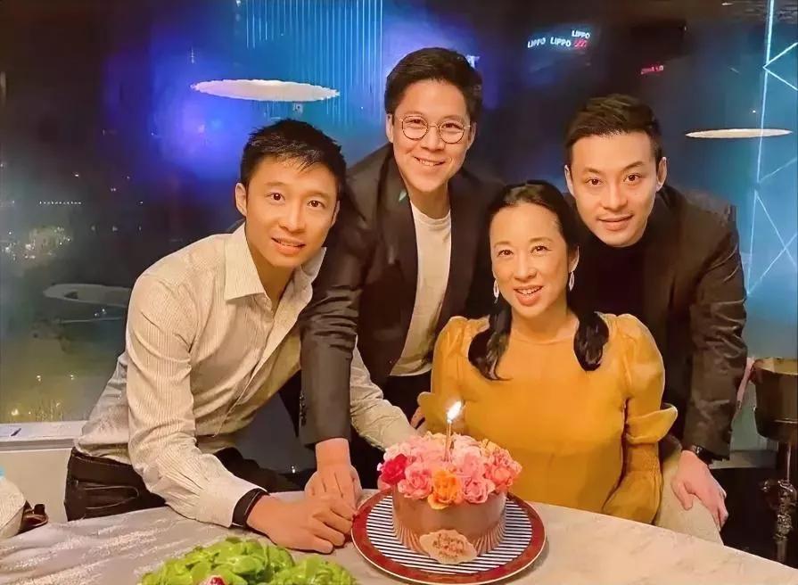 虽然不再年轻，朱玲玲最大的底气就是自己有三个儿子吧！一切都会变，孩子不会变。
再