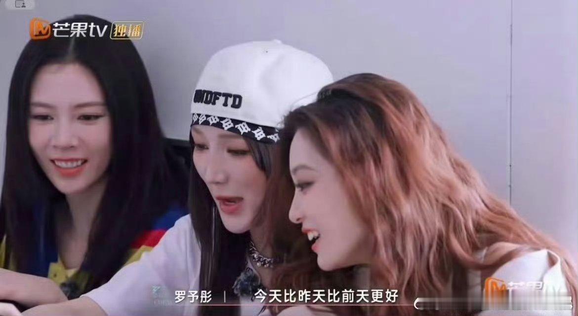 孟佳说罗予彤跟上了JYP的三个人罗予彤其实实力真的很好，终于不仅被观众看见了，还