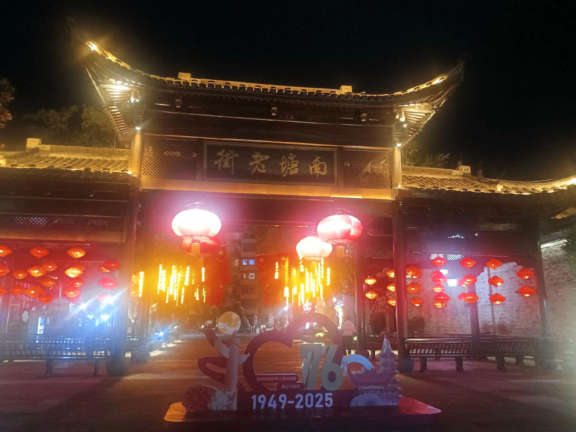 打卡南塘老街，品尝宁波特色传统木莲