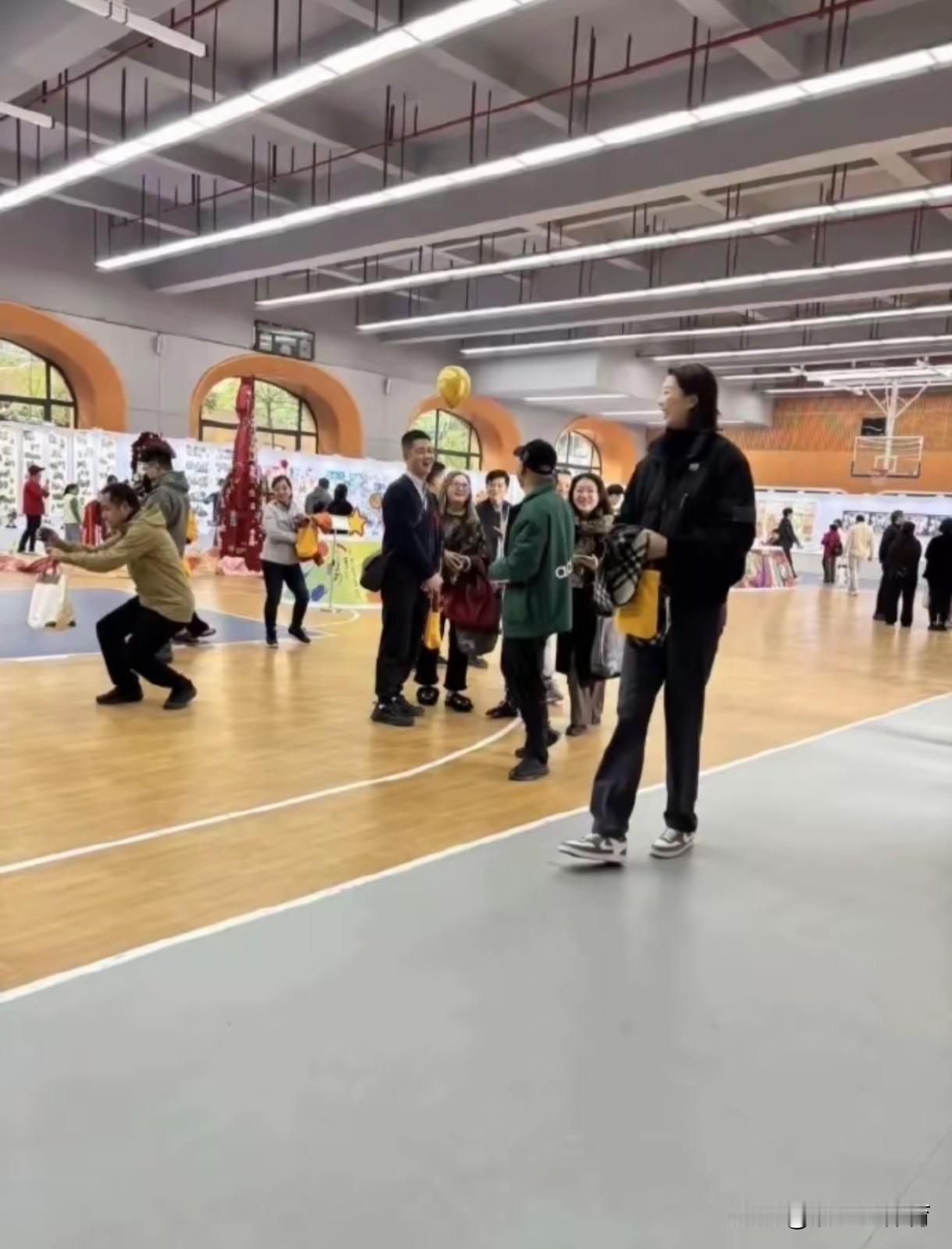 中国女排奥运冠军、巴黎奥运会队长袁心玥今日出席重庆人民小学80周年校庆活动。久违