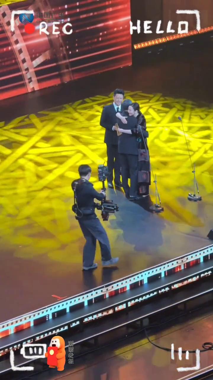 优秀男演员的是张一，谢谢两位颁奖嘉宾，谢谢。