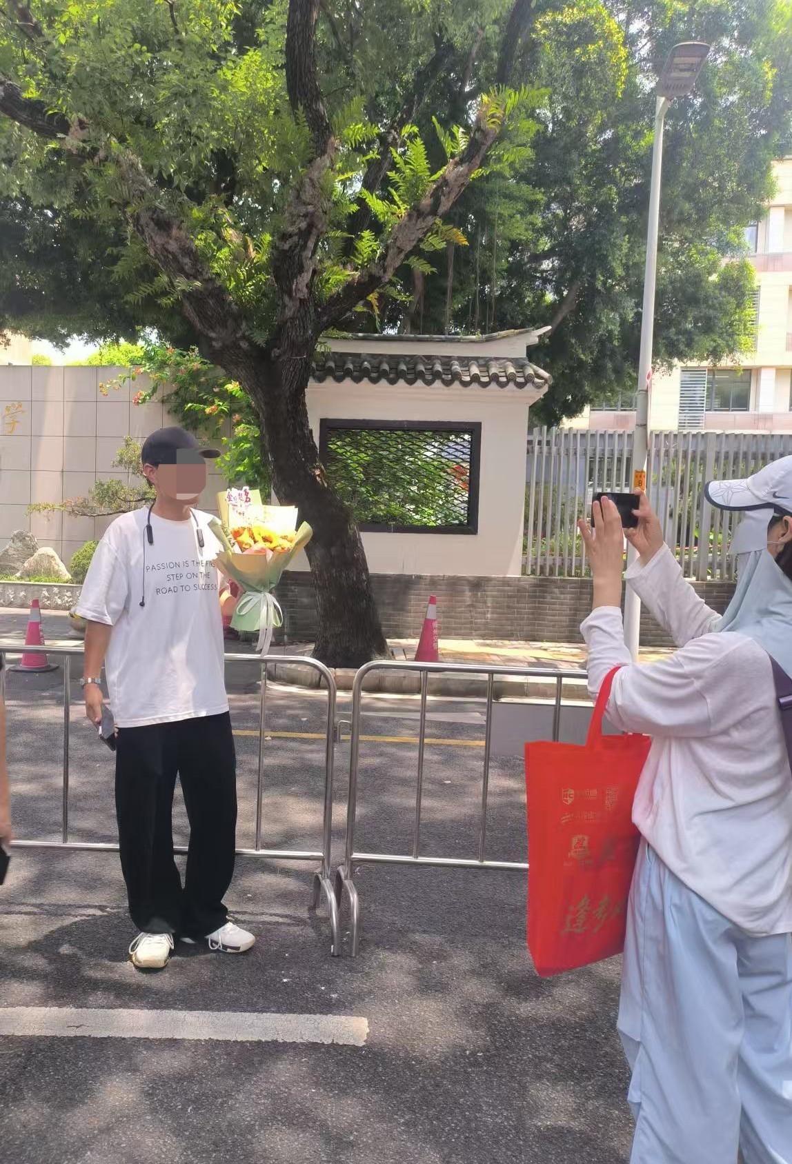 高考语文考完了，在福州二中考点看到这位男生好像是第一位出考点的，看着表情和状态，