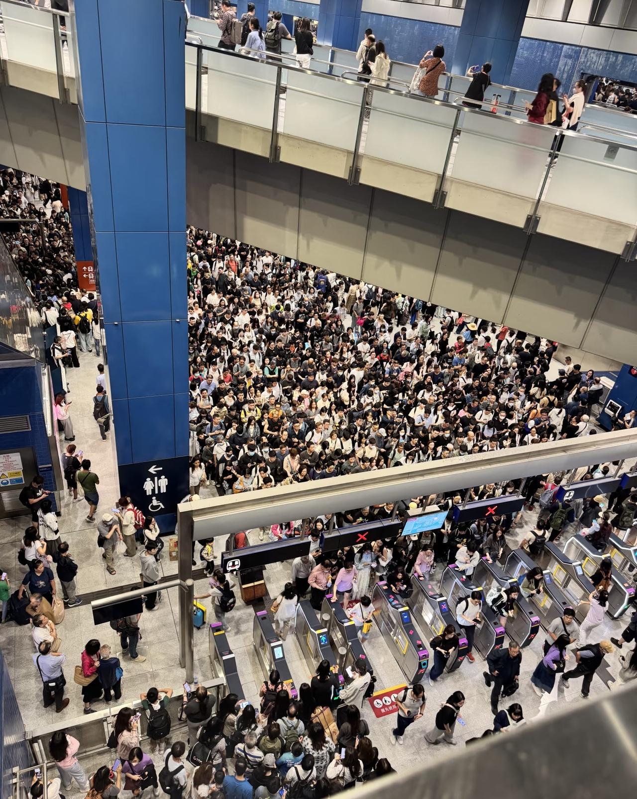 考验香港秩序性的时刻到了🥲
到大围站下车，本想出站打车走，三个软件同时叫半小时