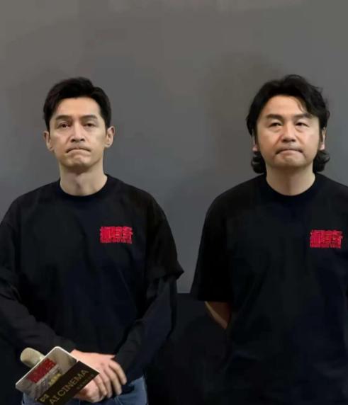 雷佳音瘪嘴了，
胡歌也也瘪嘴了。

两人脸上全是无奈，本以为再差的本子，凭借他俩
