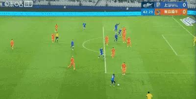 这也行，青岛海牛门将牟鹏飞神勇三连扑，绝对开挂了。申花外援拉唐头球冲顶加上两次补
