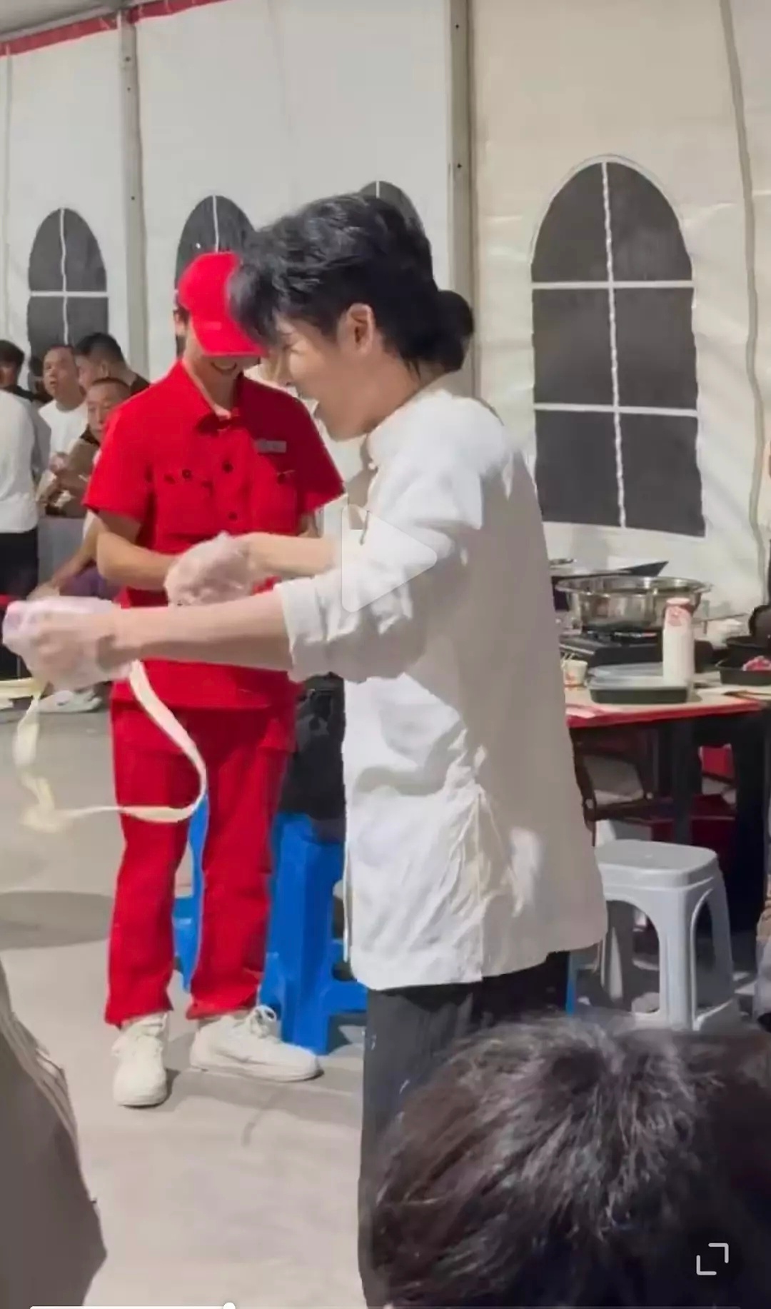 海底捞代言人曾舜晞在剧组现场拉面，太逗了😂很敬业的代言人！ ​​​