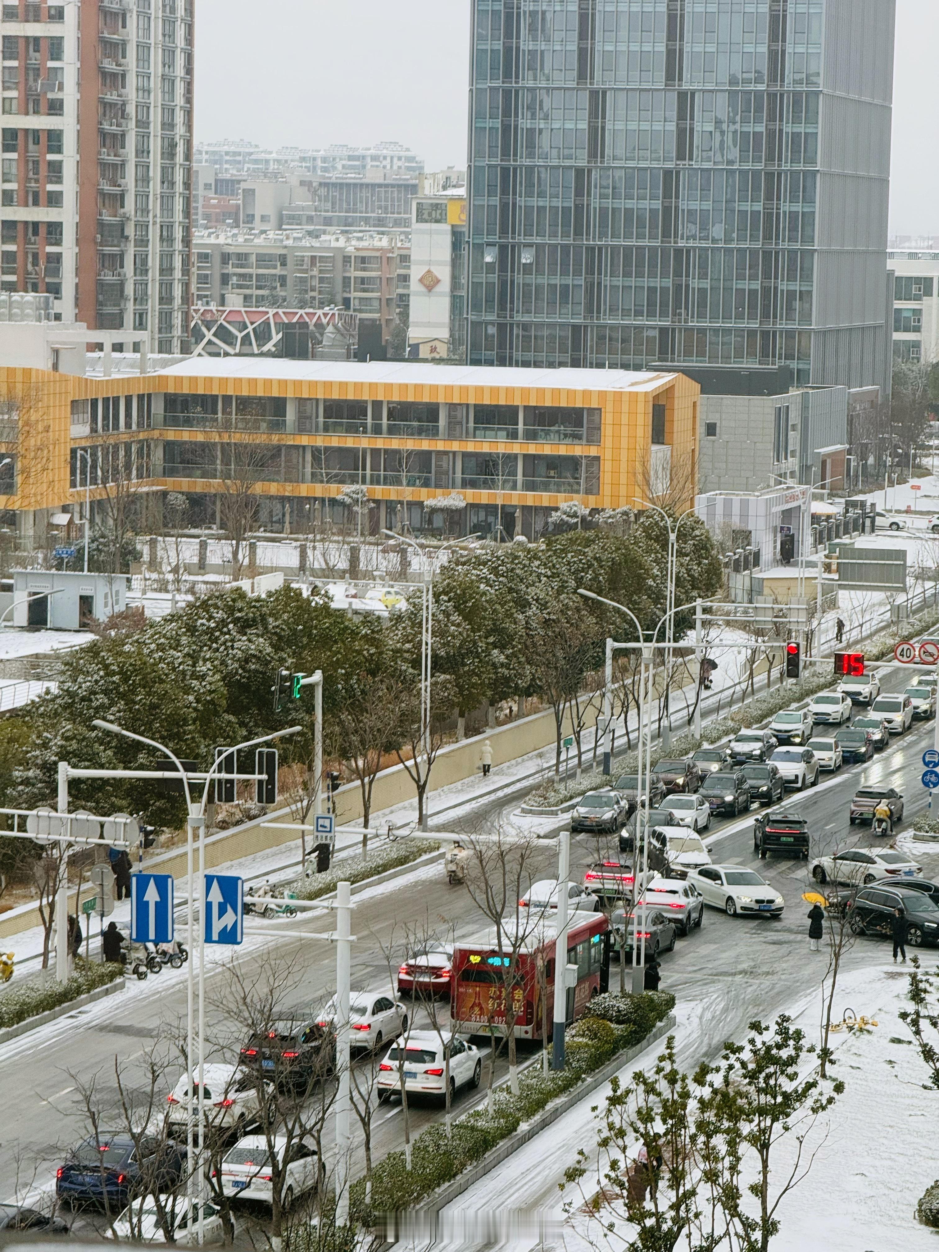 一到下雪天，路上就堵的动不了南京下雪南京 南京