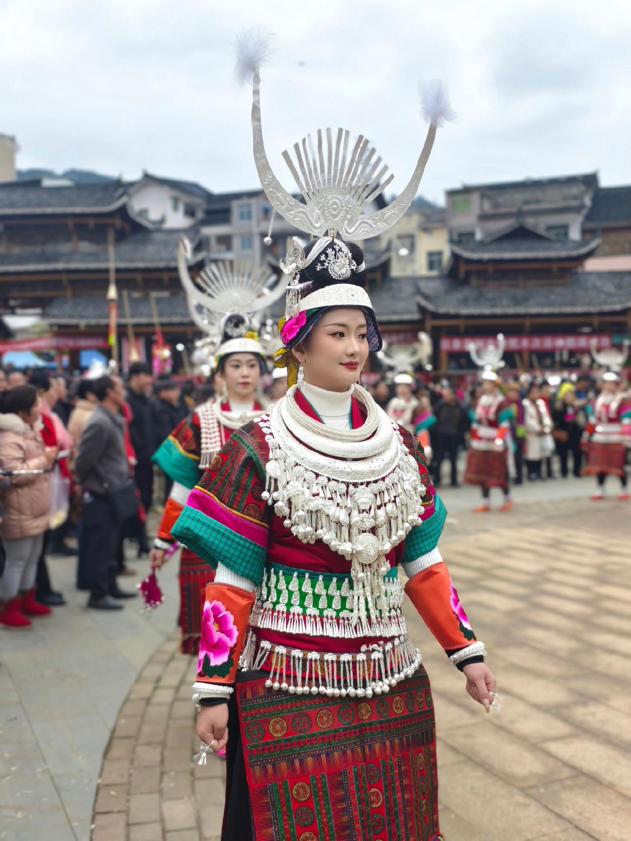 贵州省凯里市舟溪镇甘囊香国际芦笙苗族姑娘讨花带