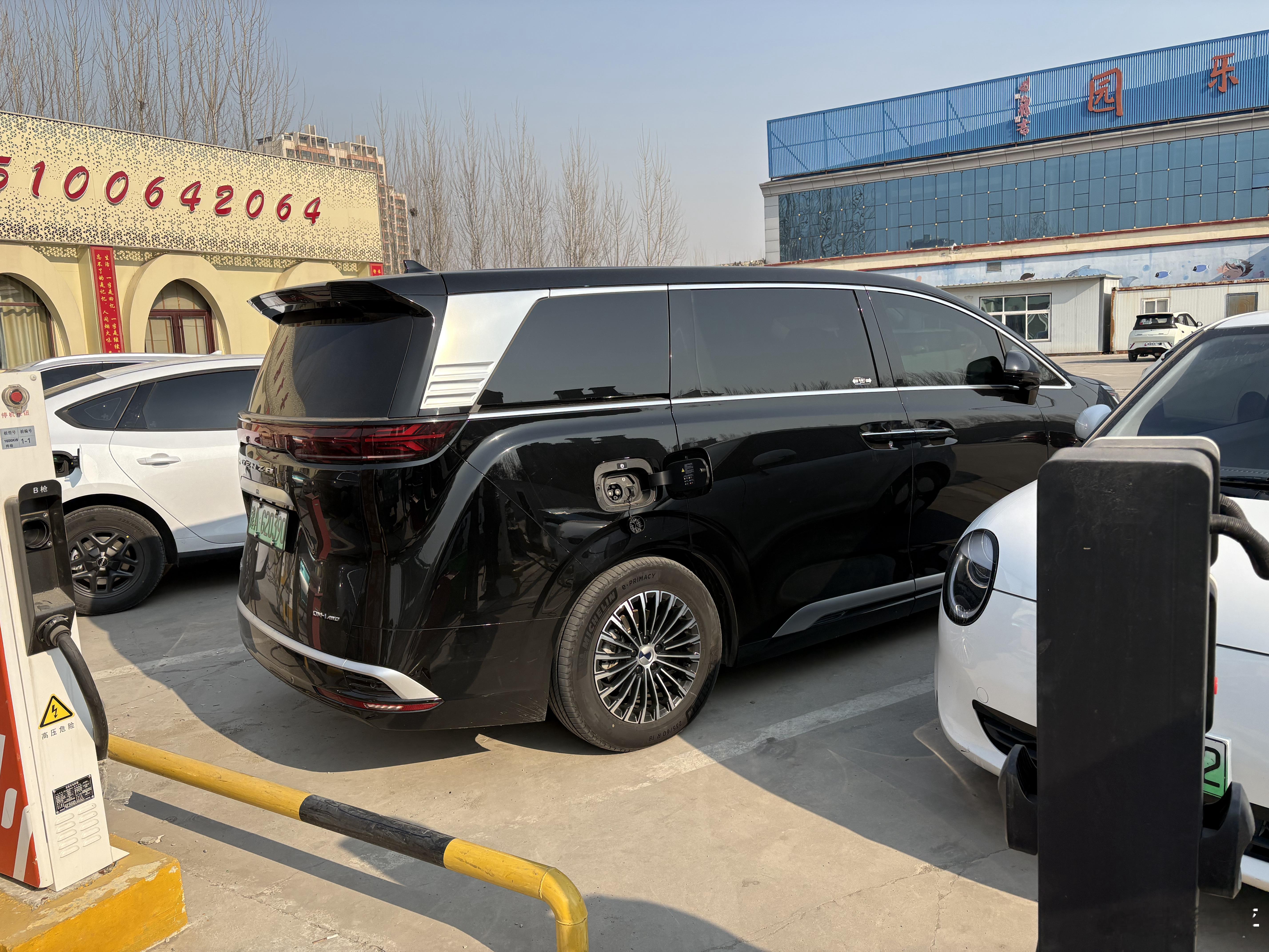 今天中午来第三方充电站，好乱套啊，有坏桩还有充满占位的。好在我找到一个空桩，后面