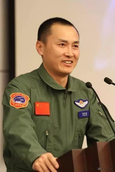 硬核飞行员戴明盟：驾驶歼-15创造两项第一，背后是拿命拼的6年！
 
戴明盟，男