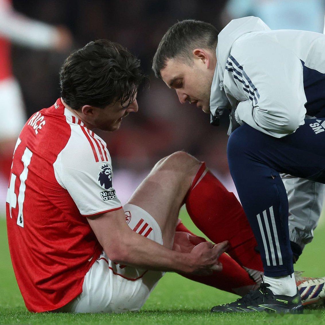 阿尔特塔：“赖斯能走路，但无法继续比赛，我们明天会检查看看。莫斯克拉可能是膝盖或