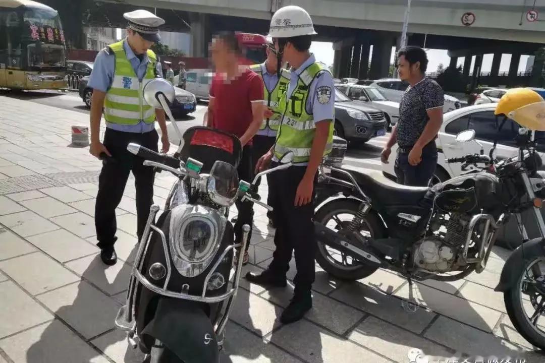 划重点！11月起，电动车行驶新规则来啦，四大新要求与头盔同样关键

嘿，各位电动