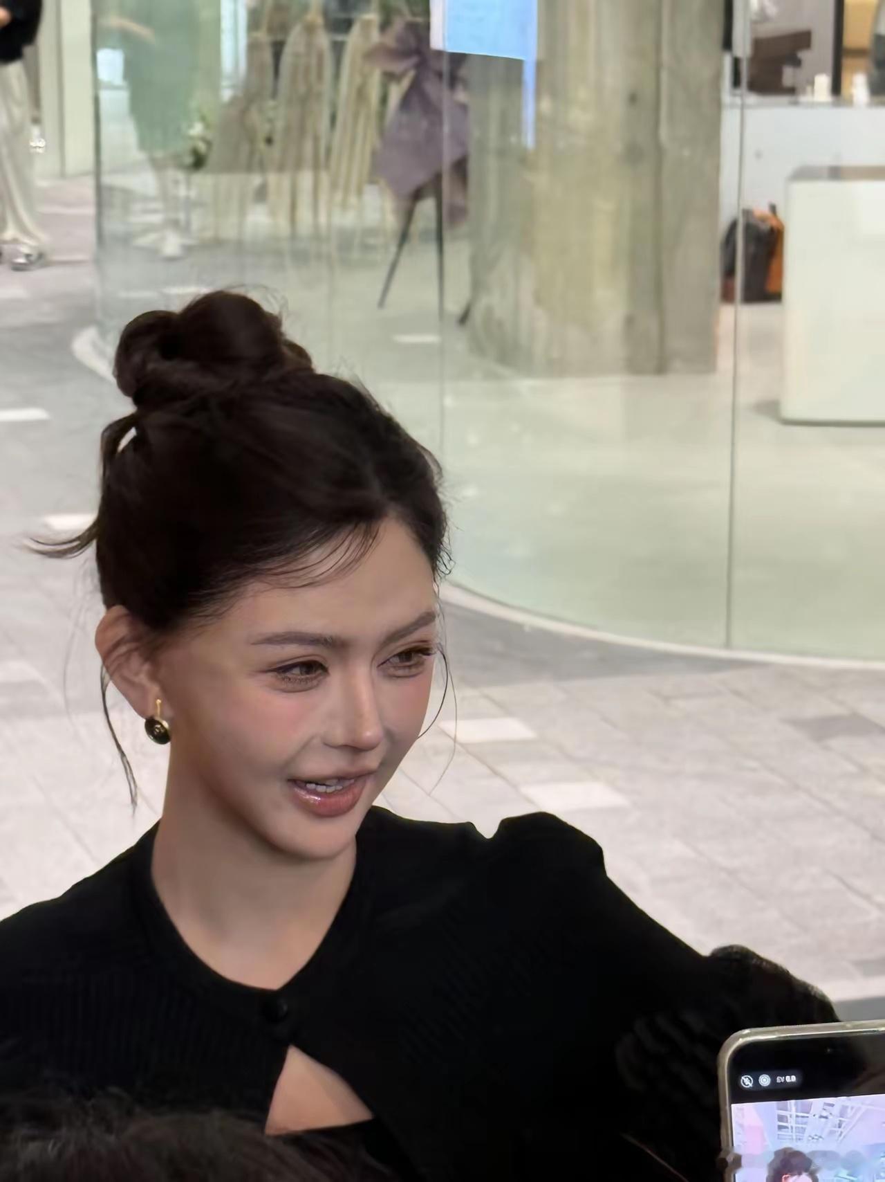 韩安冉又变样了！近日，网友在武汉某商场见到网红韩安冉，当天她穿着黑色上衣，扎着丸
