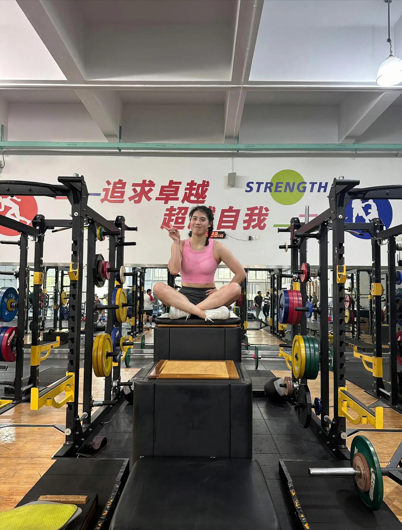 一有空就在撸铁，难怪泳坛女神雨霏实力这么强。跟平时比别人付出的多有很大关系。她照
