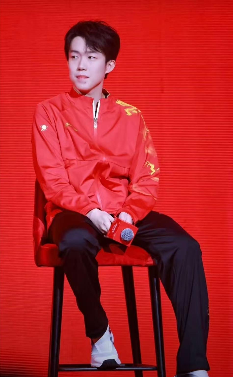 日乒看王楚钦夺冠表情亮了，全体沉默不语，张本智和无奈苦笑。
注意看，日乒球员表情