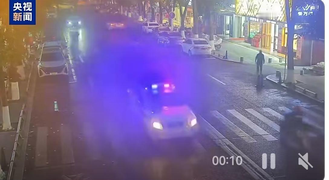 3分钟狂奔送医！湖南辅警抱起受伤学生冲刺，网友：这才是真正的速度与激情
11月7