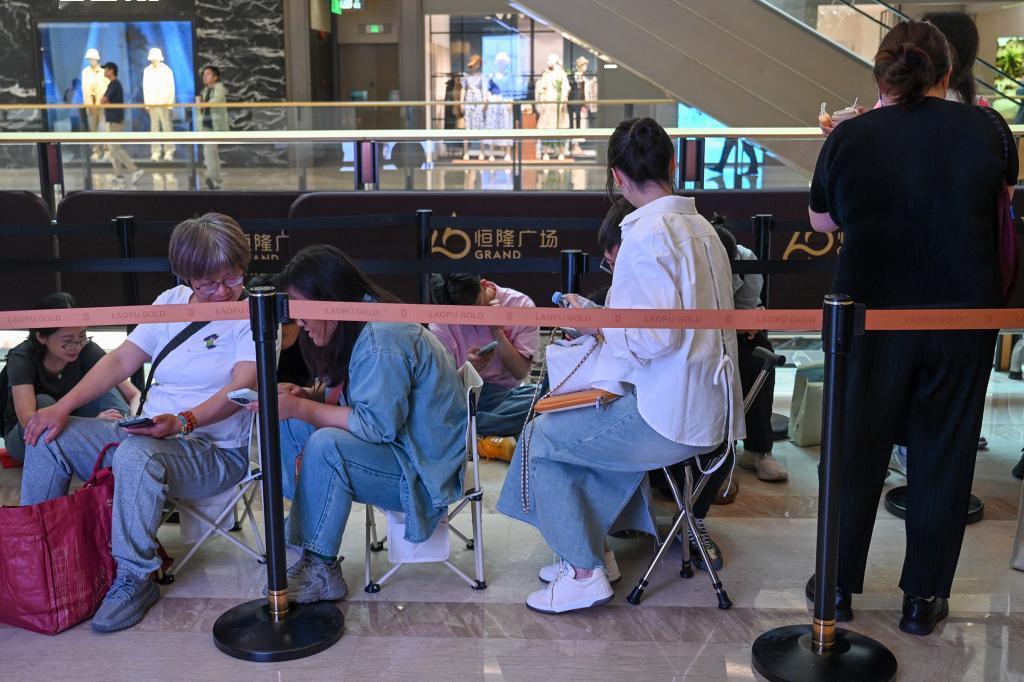 上海阿姨们，又开始排队抢黄金了。
没完了是吧？
乱世买黄金，今年世界够乱，金价却