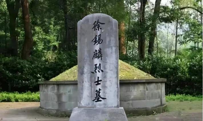 “我脸上都没有笑容，怎么留给后代？再拍一张。”1907年7月7日，徐锡麟被砍头挖