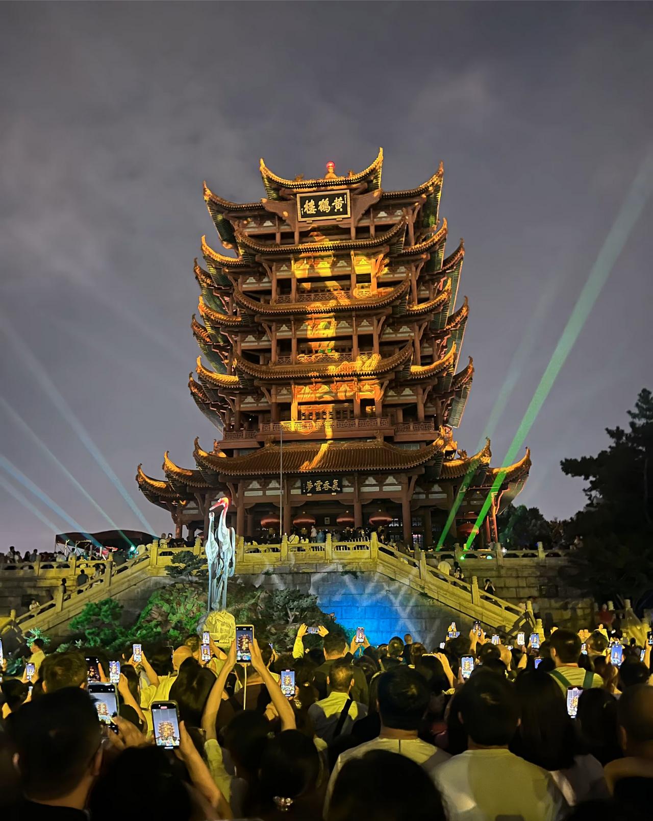 武汉近五年中考人数：

2022年：约 7.9万人
2023年：约 8.56万人
