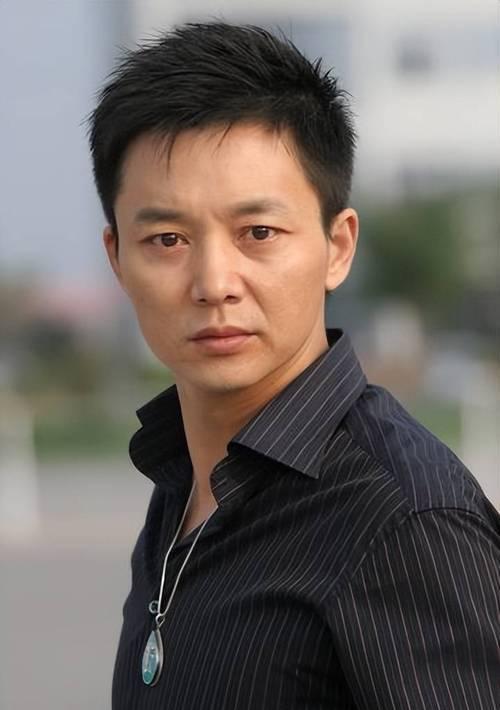 他不是天生主角，是把每个龙套演成绝版收藏的人。
27岁没戏拍，回西影厂搬道具、擦