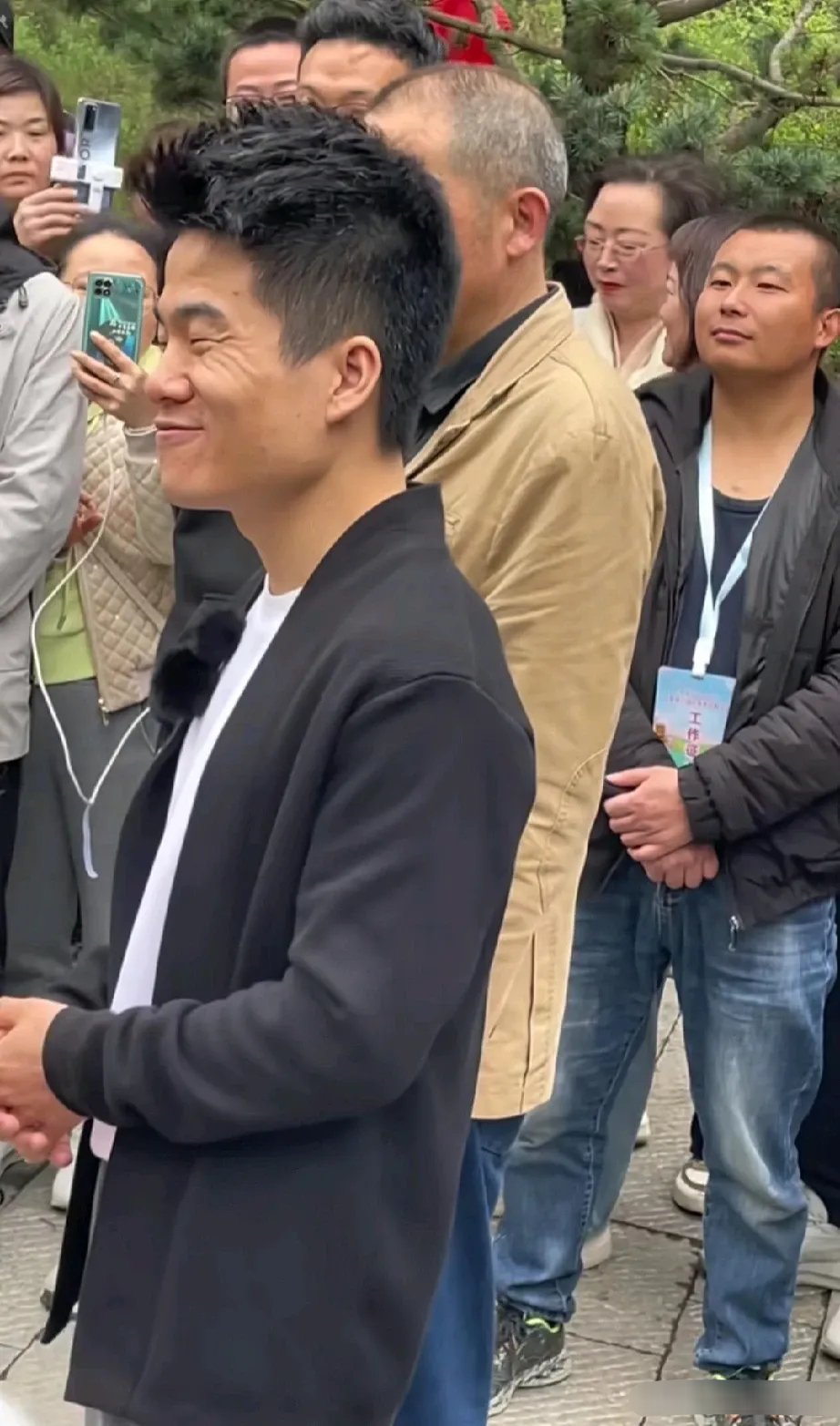 董宇辉出圈两年，才30岁，就那么多白发了，工作量很大，压力也很大，这种人肯定老的