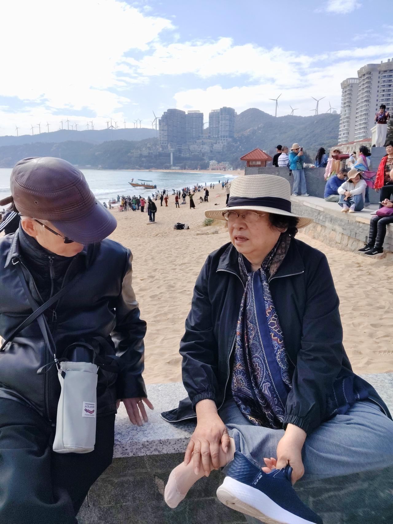 他们的身影渐渐模糊在岁月的长河里，却依然坚守在那个熟悉的家庭角落。那对七十多岁的