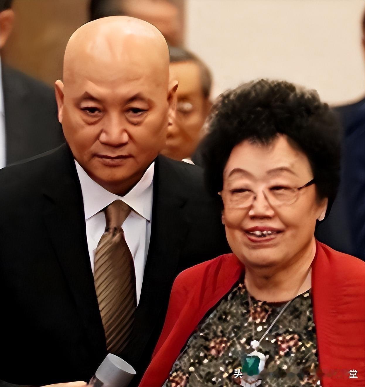 陈丽华离世引发广泛关注，她留下的千亿资产分配问题更是成了大家茶余饭后的热门话题。