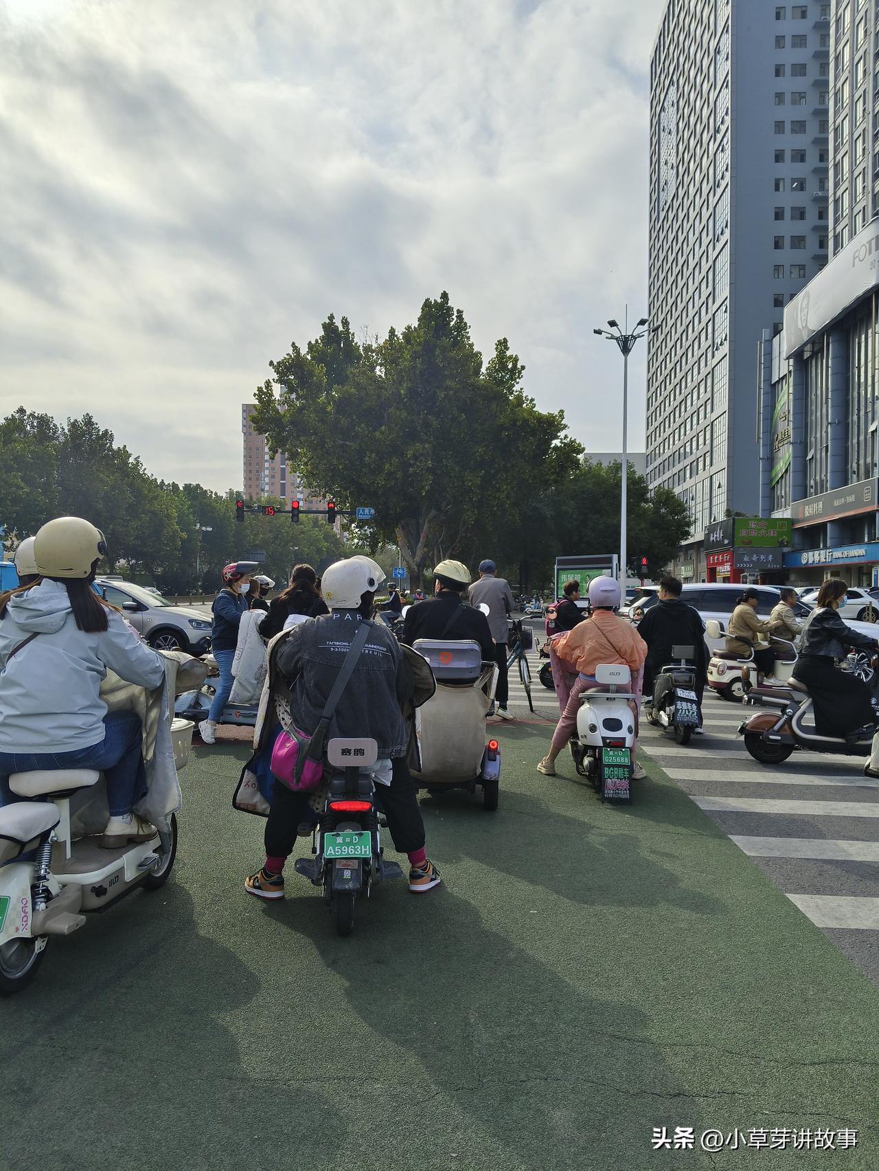 在头条安利我的兴趣 城市街头，车水马龙，人声鼎沸，繁忙的交通景象。
