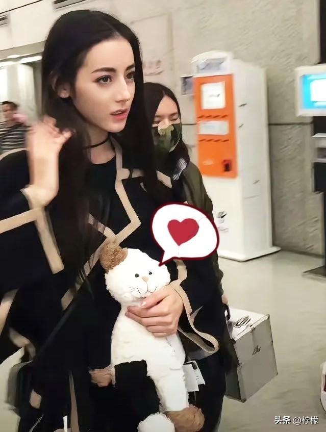 热巴回来了，
但是她应该再也没有办法出国的时候坐需要转机的飞机了。热巴这次去巴黎