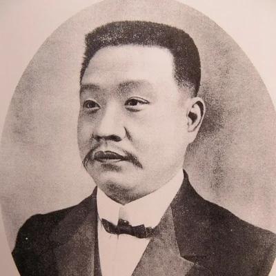 1916年，谭延闿的母亲病死，可族人却不允许其母的棺木从正门出殡，气红了眼的谭延