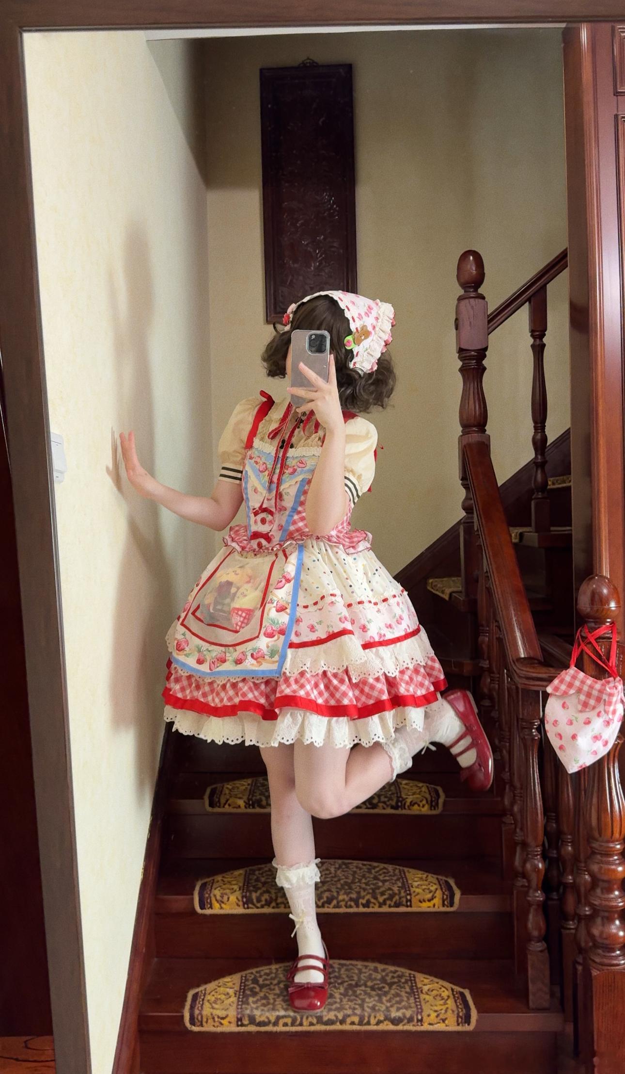 #猫芮可[超话]##草莓拼布# 好像一个草莓小蛋糕呀！这条裙子👗胸口刺绣特别精