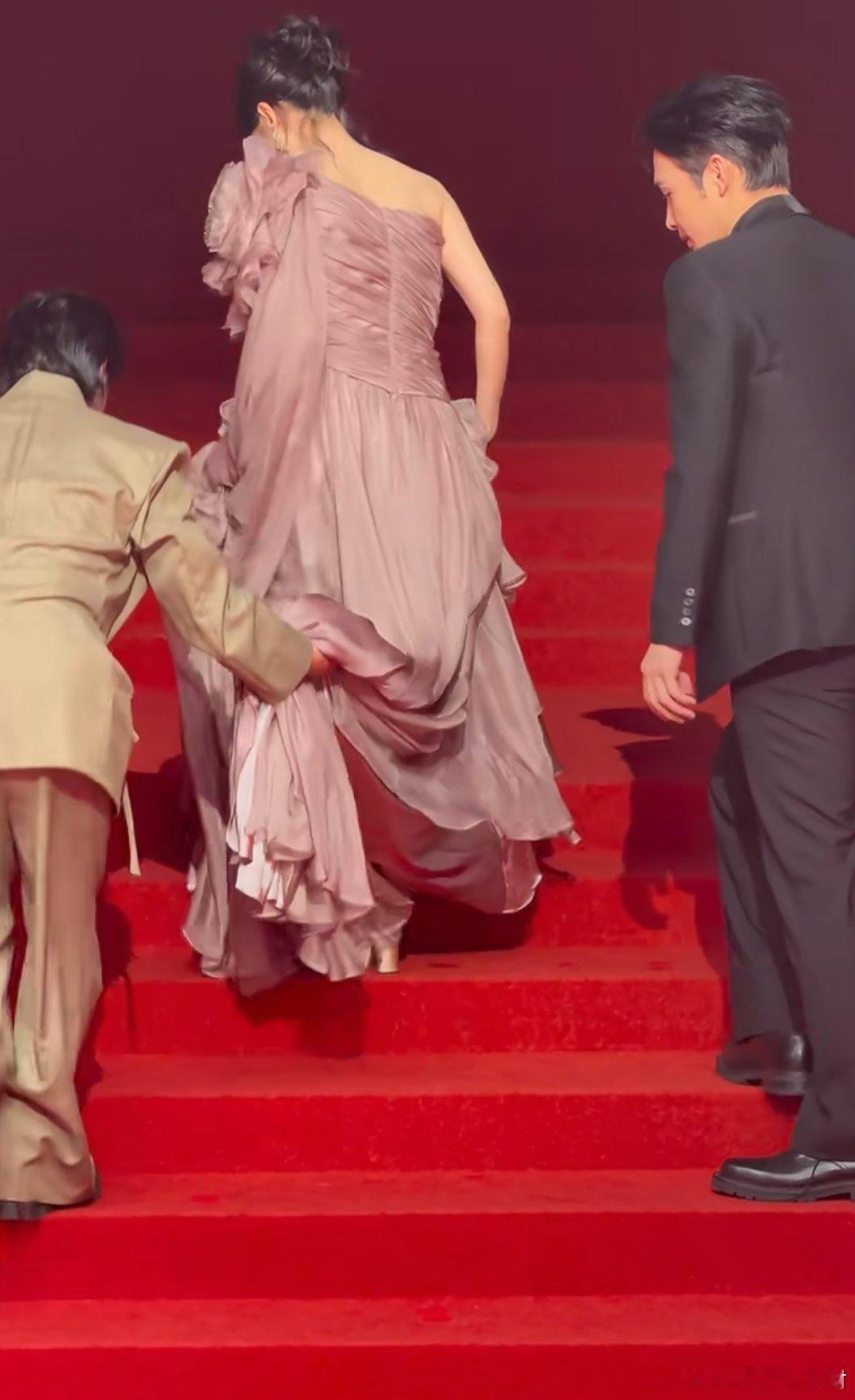 金鹅荣誉红毯现场，张彬彬差点闯祸。他帮毛晓彤提裙子因动作幅度过大提太高，被导演拍