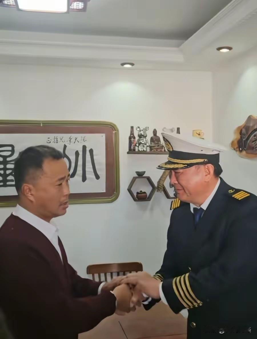 沈巍先生和这个人握手时，看这个人的表情，好像是哭了，看来这个人和沈巍先生的关系非