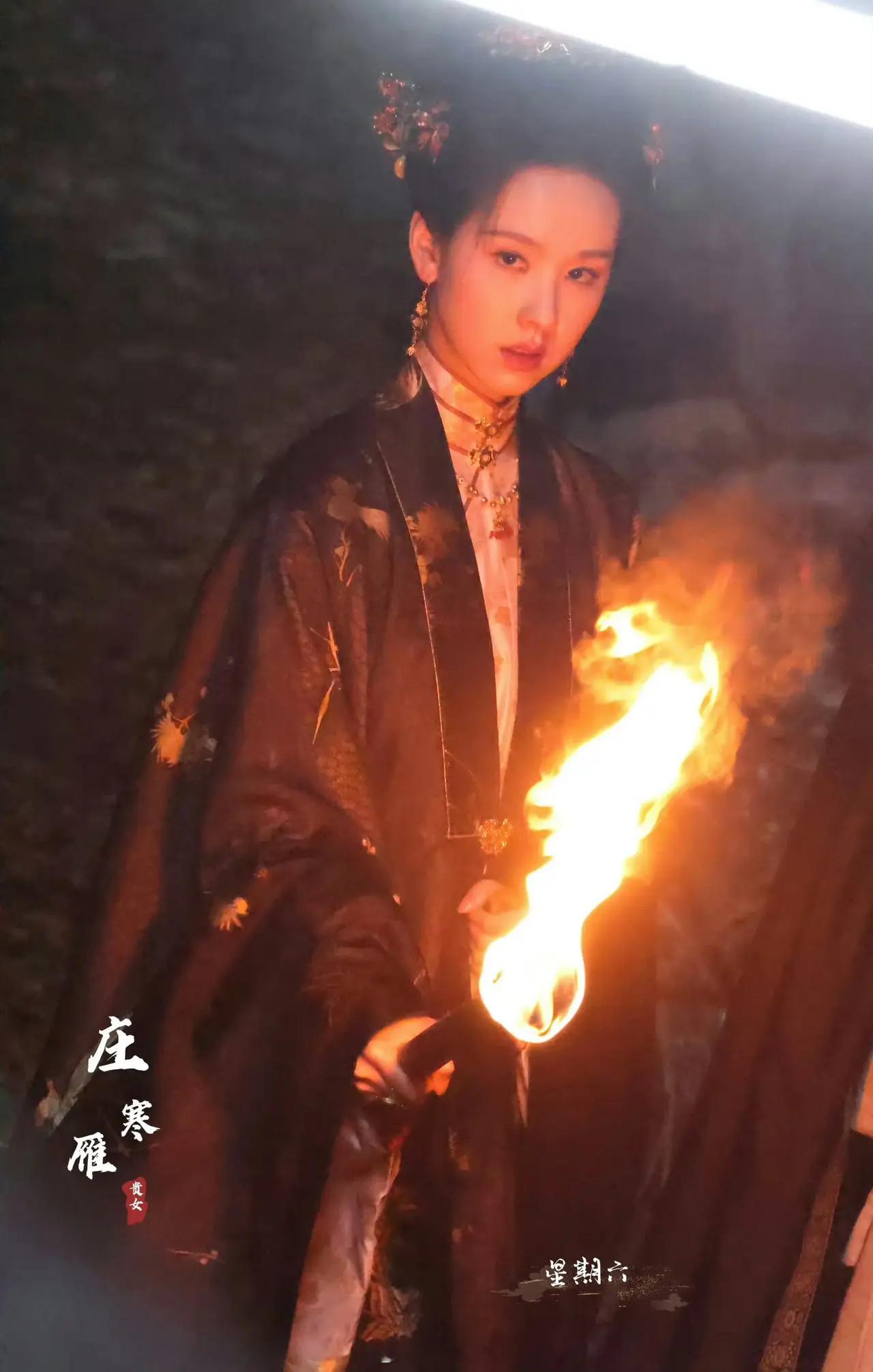 陈都灵《贵女》最近的路透，一身黑衣好酷[送花花] ​​​