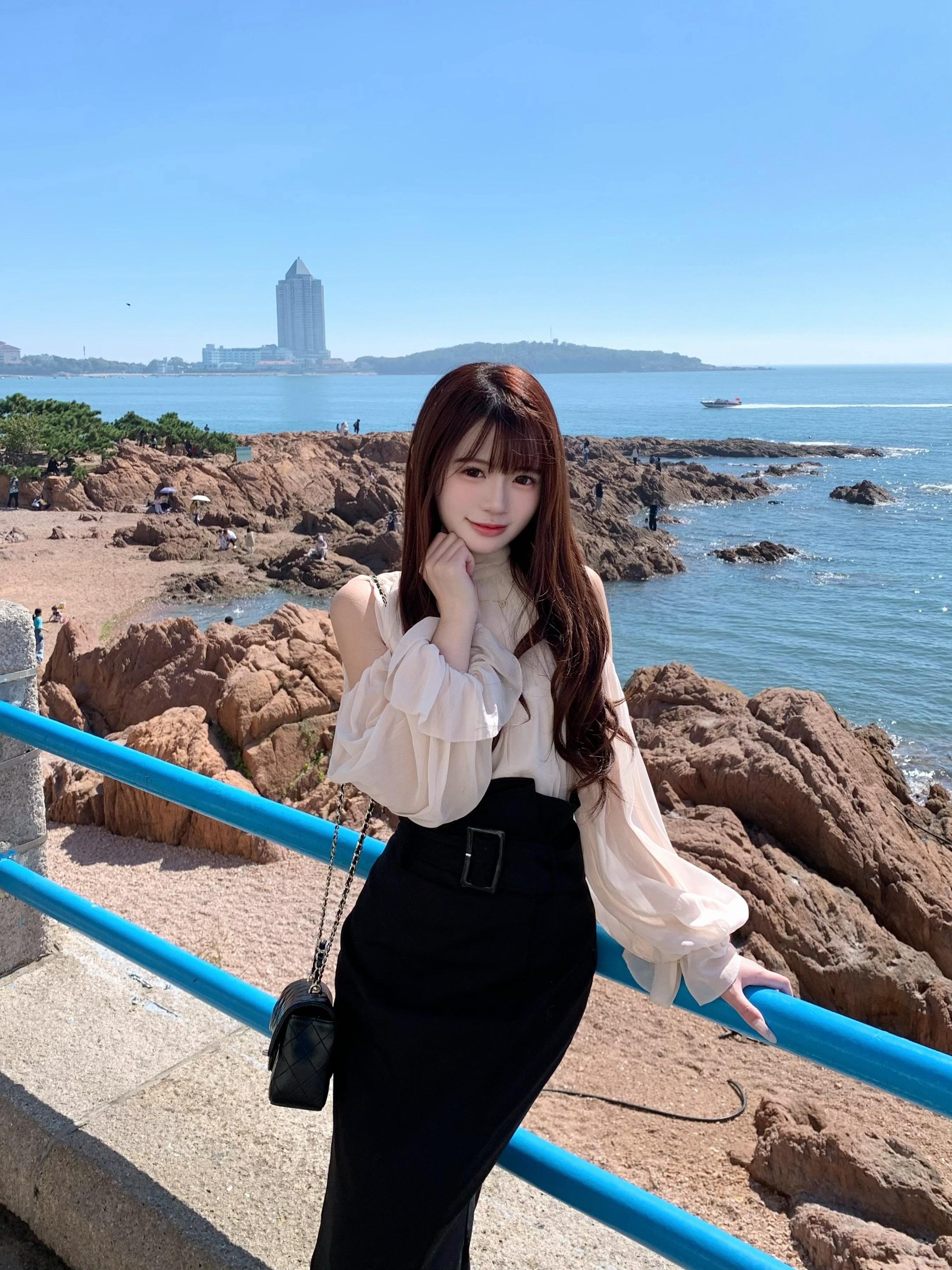 忧郁女子在海边