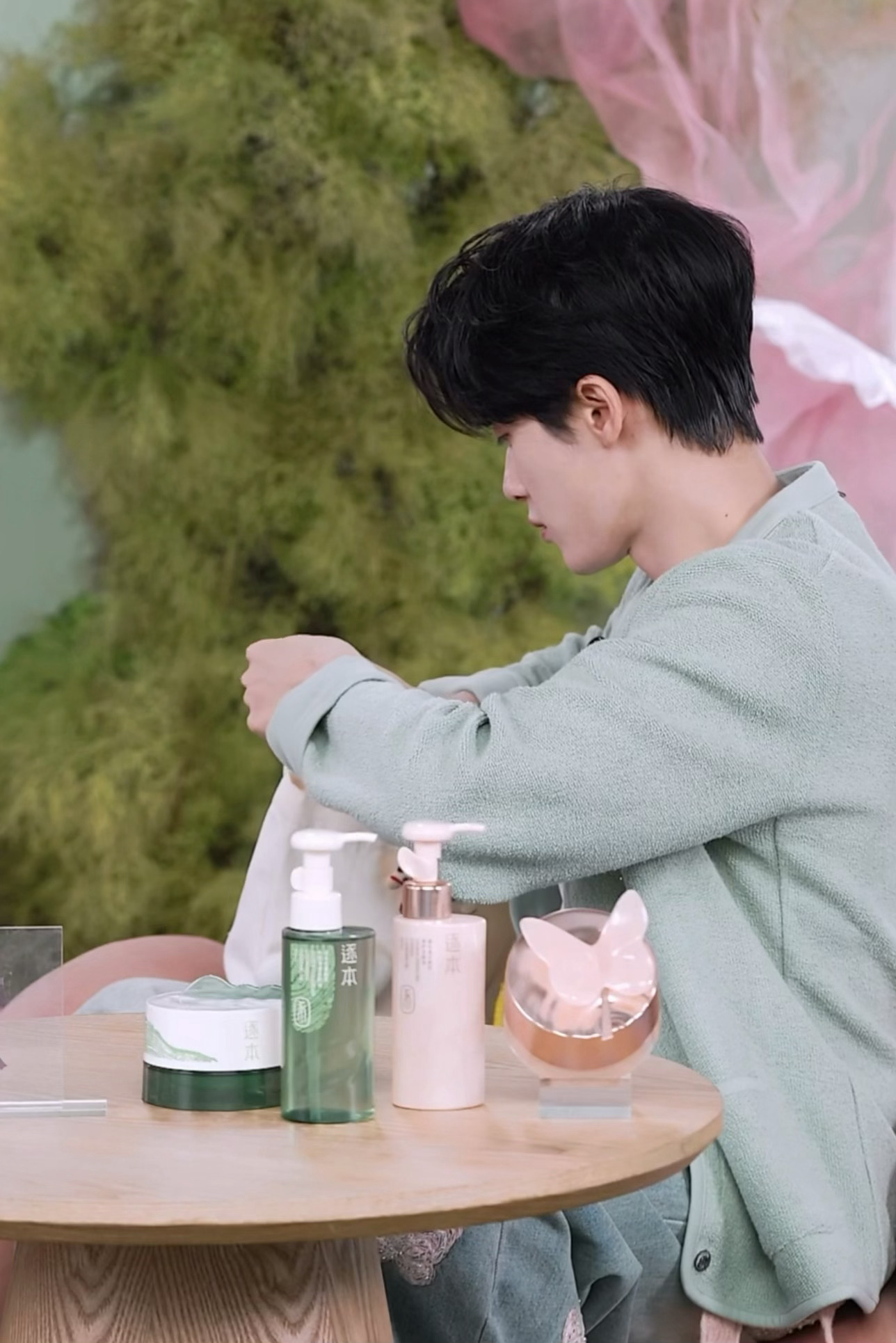 幻视给春游前的女儿准备东西的爸爸 