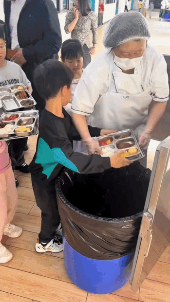小孩吃饭如此浪费，让人震惊！
可能餐盘里面的东西太多，吃不完。从视频来看，餐盘里