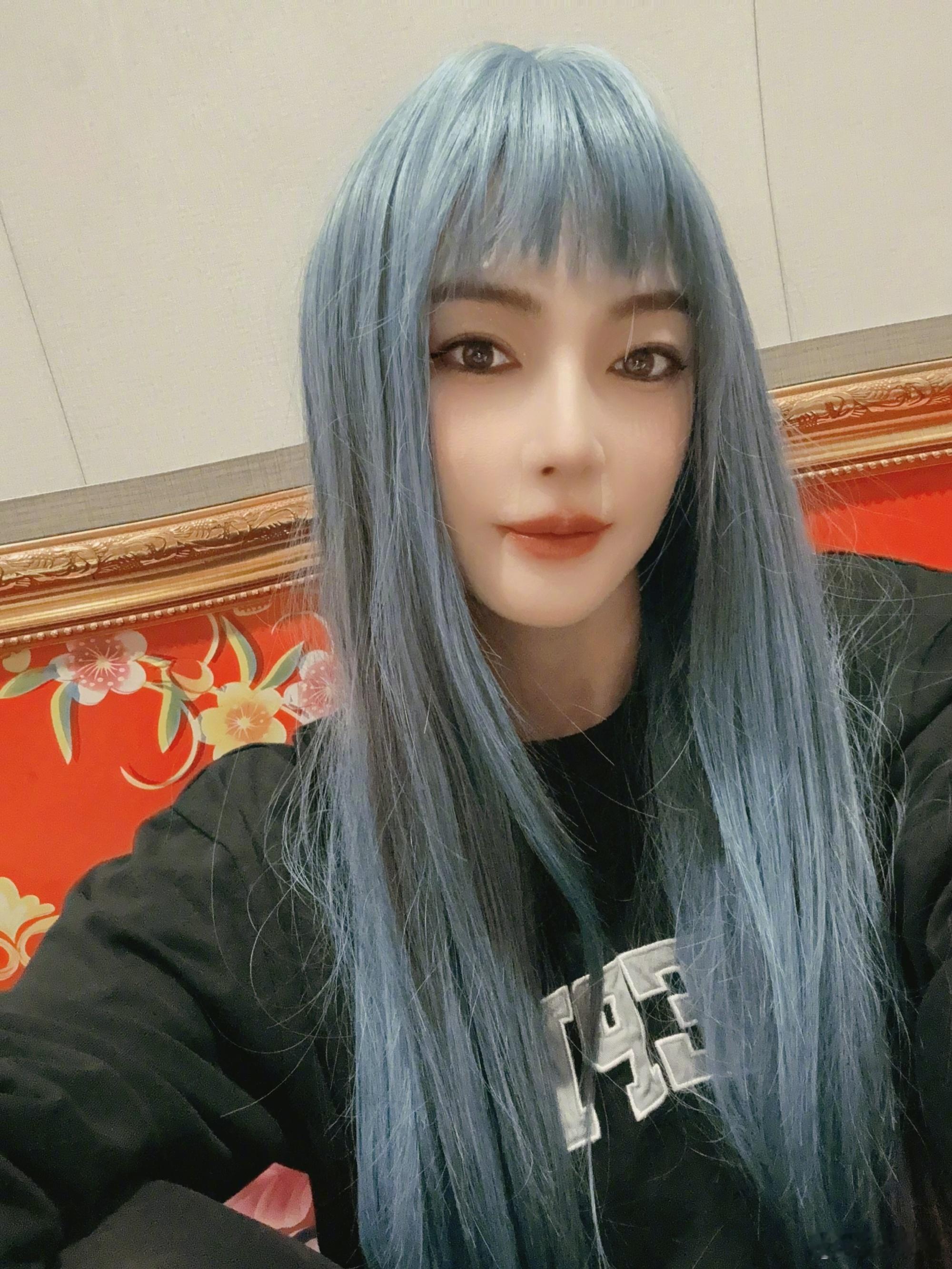 #张雨绮蓝发假发#晒蓝发自拍，并配文“520，愿你找到“蓝”盆友”蓝发的张雨绮上