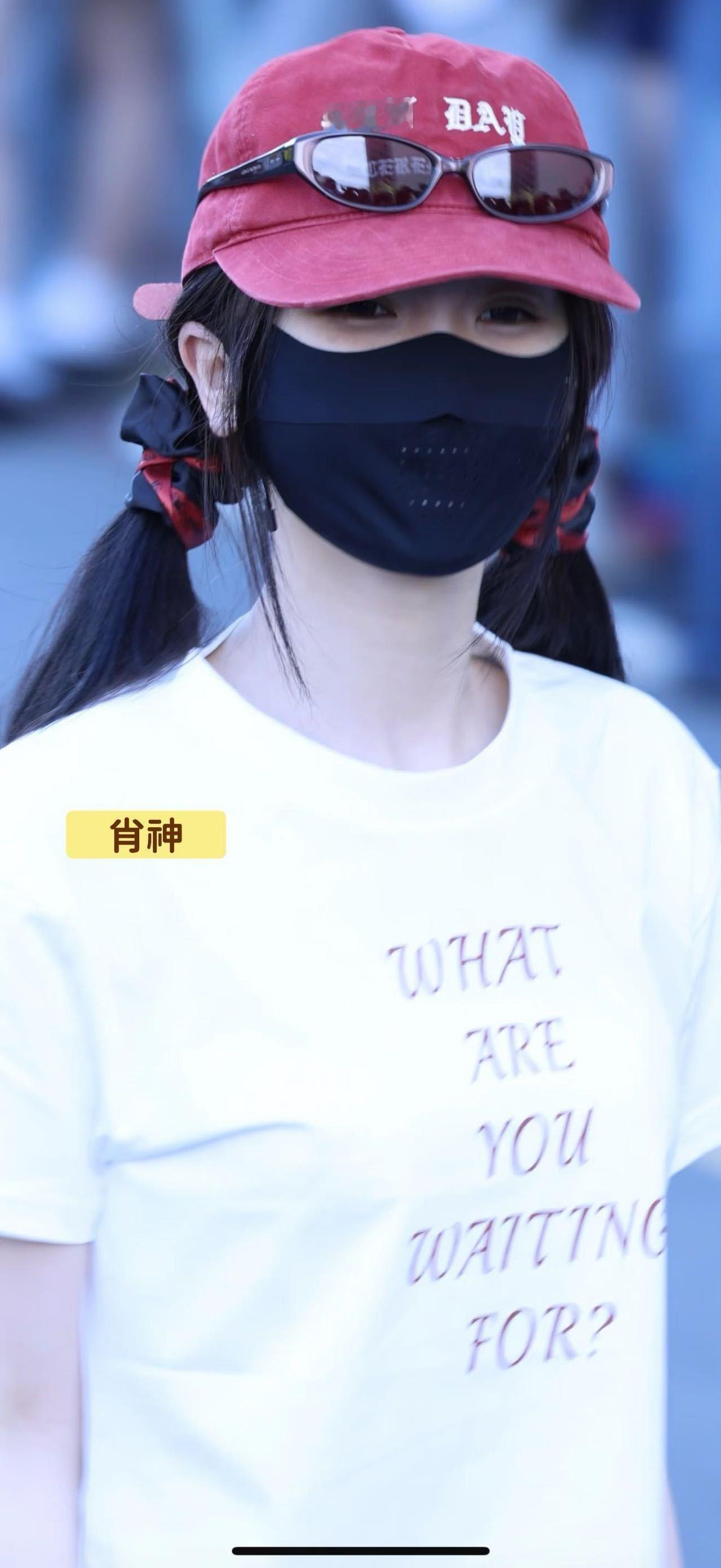 今天的SpicyHoney单品是白色短袖和黑红发圈 还有PVC夹  小宝宝上班啦