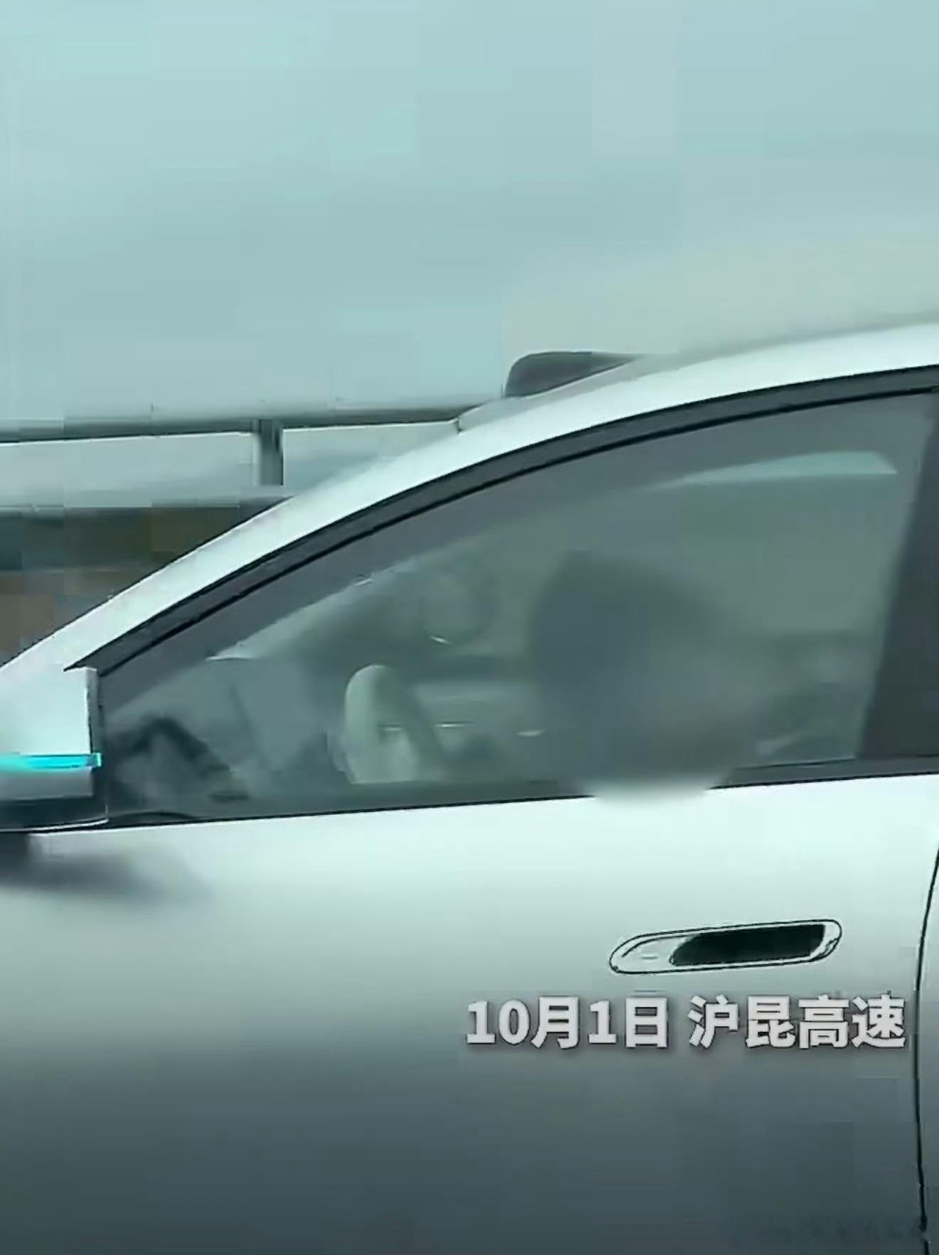 司机被拍到高速开智驾睡着真的假的，现在还会有人开辅助驾驶睡着？把DMS关了？那也