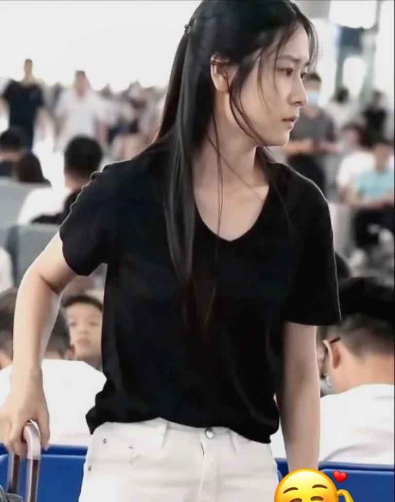 网上疯传着一段高铁候车厅里十几秒的偷拍视频。
 
镜头里的女孩是纯素颜出镜，脸上