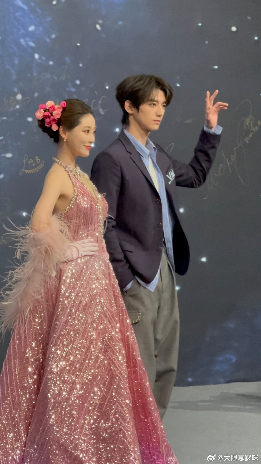 祝绪丹 人比花娇 祝绪丹把春天穿在身上，粉色长裙衬得她似枝头娇蕊，人比花娇温香软